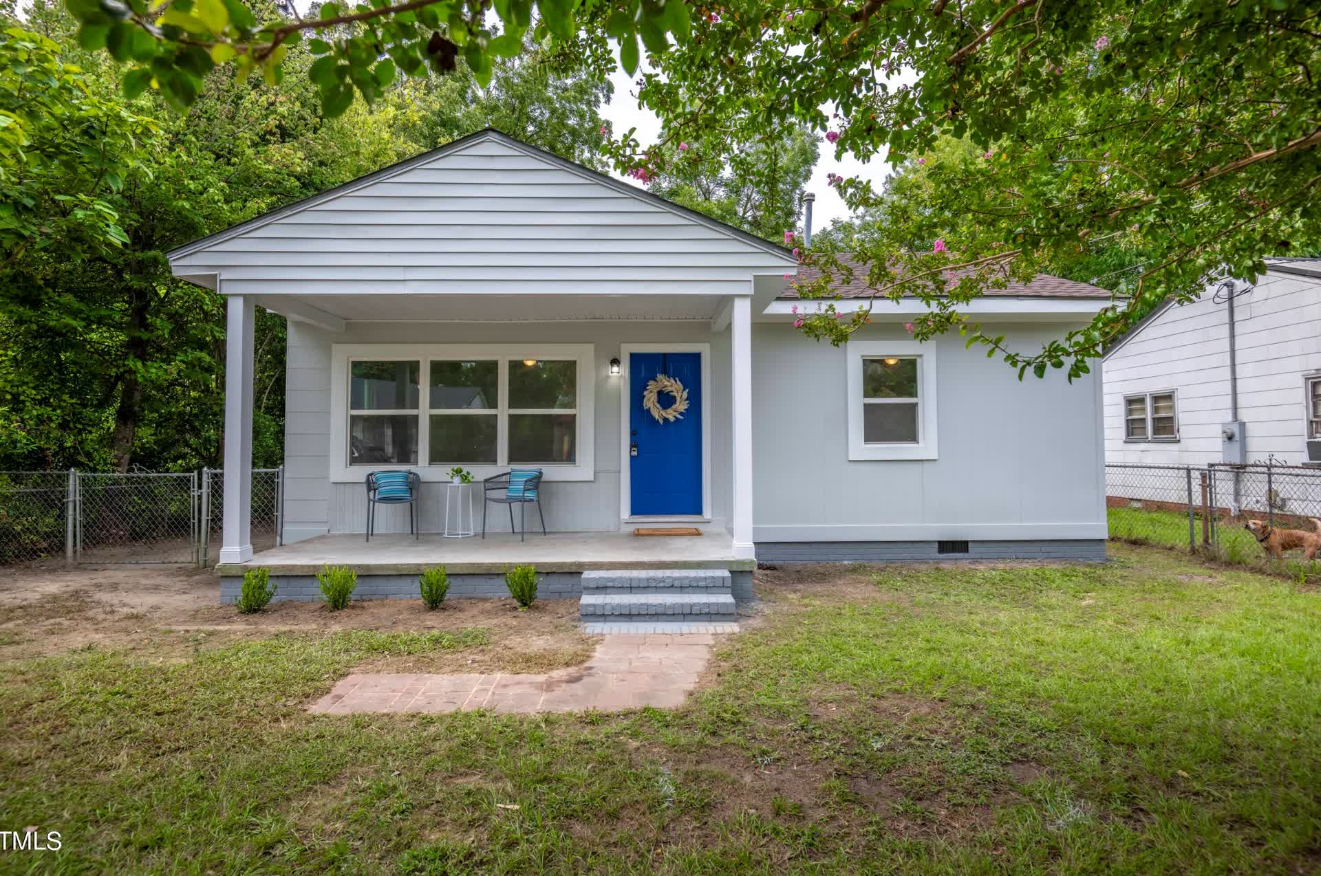 Gertrude St renovation: Inviting exterior of a revitalized home by DYS Invest.