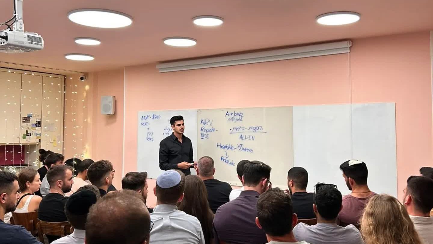 The DYS Invest team presenting live